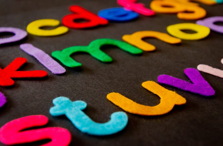 värikkäät kirjaimet